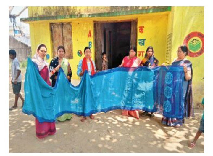 महिला बाल विकास विभाग में साड़ी घोटाला:आंगनबाड़ी कार्यकर्ताओं को साढ़े 5 मी. की जगह 5 मी. की साड़ी दी, छोटी होने से पहन नहीं पा रहीं