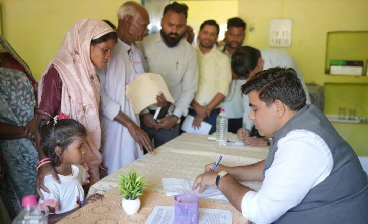 कलेक्टर कुणाल दुदावत ने ग्रामीणों के साथ बैठक कर सुनी समस्याएं, हर संभव समाधान का दिलाया भरोसा: