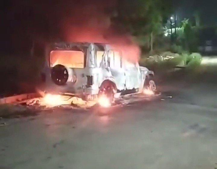 आधी रात मचा हड़कंप: घर के बाहर खड़ी नई धार में लगी आग, धू-धूकर जली; मिनटों में हुई राख