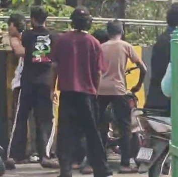 बीच सड़क पर युवक से मारपीट, तमाशबीन बनी रही भीड़; पुलिस ने शुरू की जांच