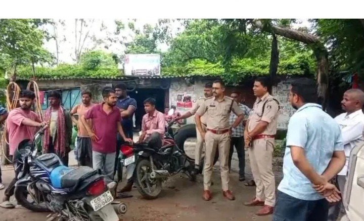 नई शराब दुकान खोलने पहुंची आबकारी टीम को महिलाओं ने घेरा! सड़क पर धरना, समर्थन में उतरे पूर्व मंत्री