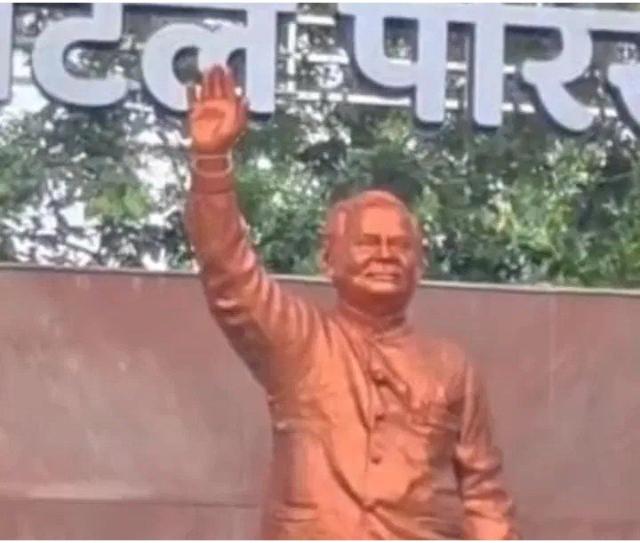 अटल प्रतिमा विवाद पर युवा कांग्रेस का अर्धनग्न प्रदर्शन, CMO और ठेकेदार पर कार्रवाई की मांग